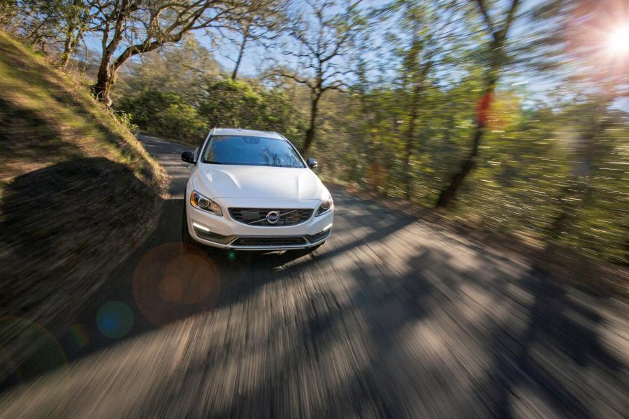  Volvo V60 Cross Country 2015 года  (US) (фото 6 из 23)